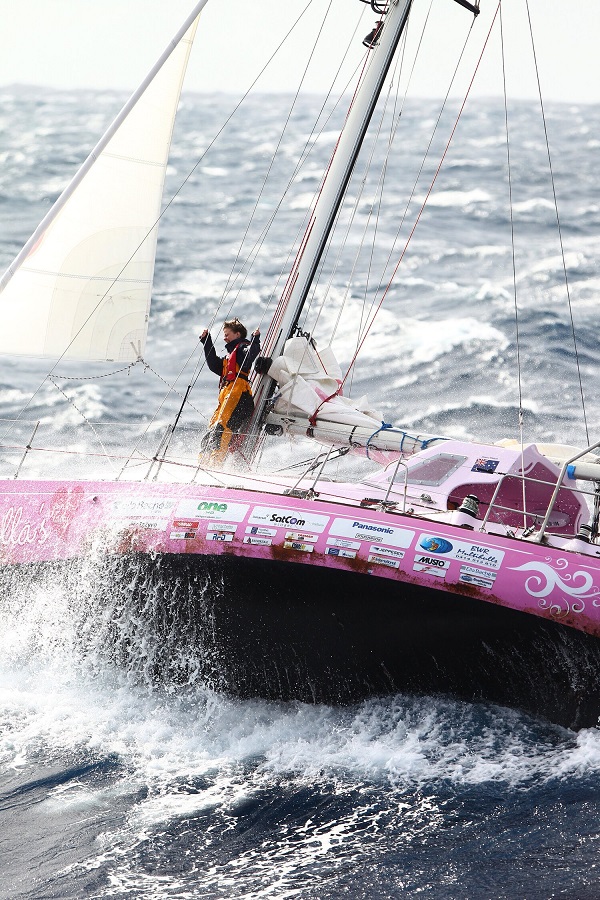 Okyanuslarda tek başına bir genç kız